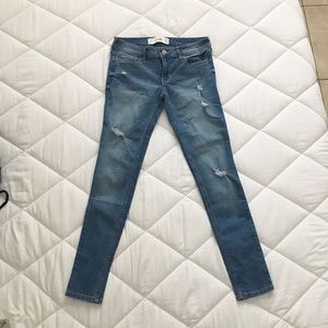 25" Hollister Ripped Skinny Jeans