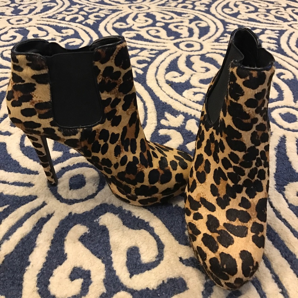 Gianni Bini leopard booties