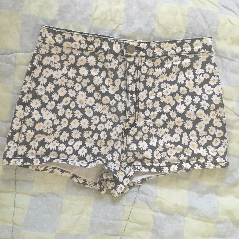 High Waisted Daisy Print Shorts 🌼