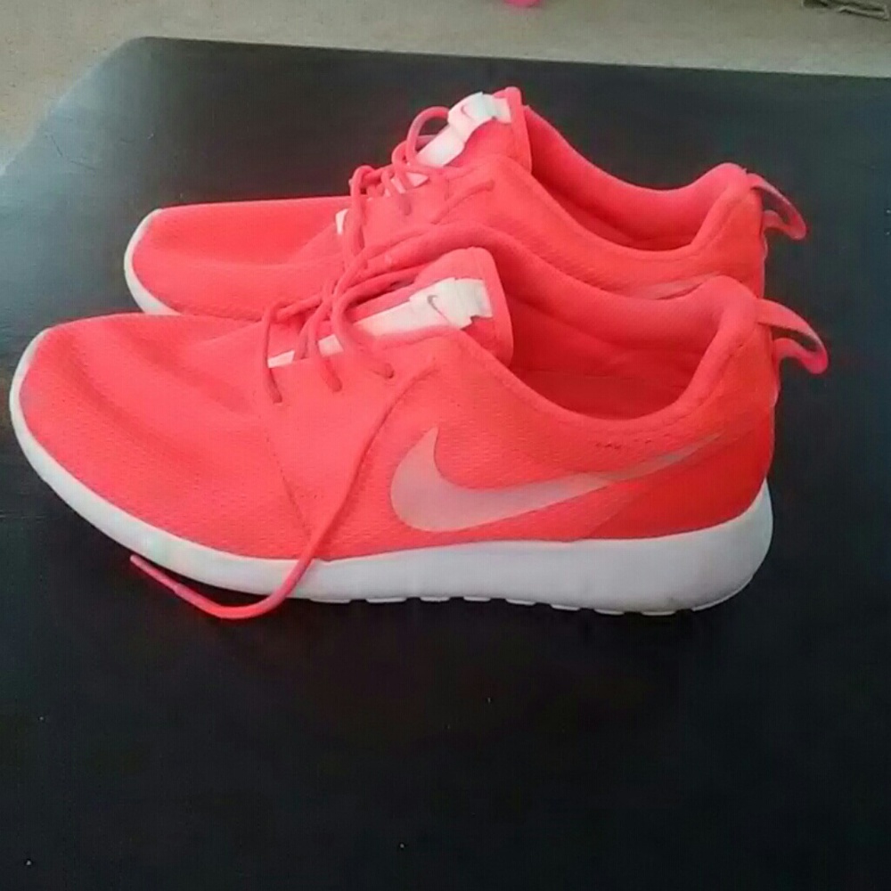 Nike Roshe Run women sz. 8.5. Trades considered