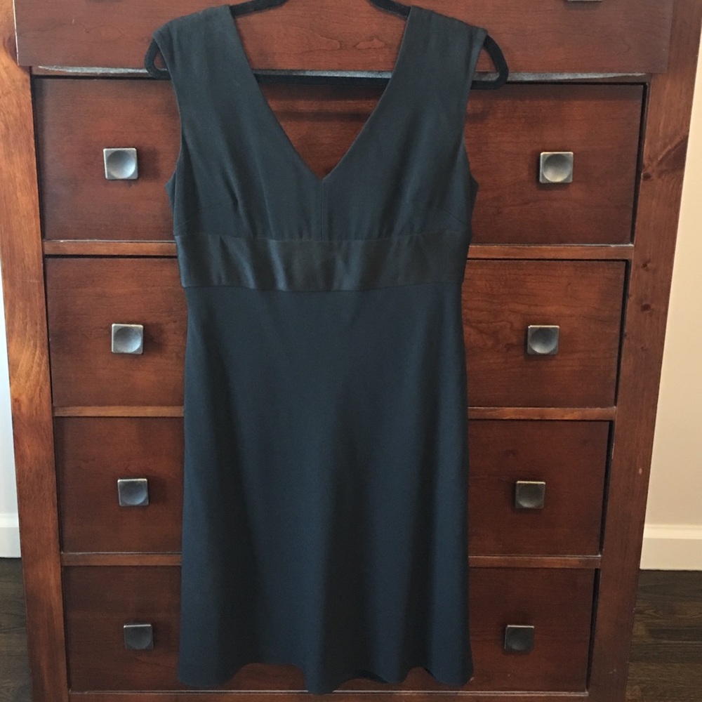 Ann Taylor black V neck sleeveless dress 8P