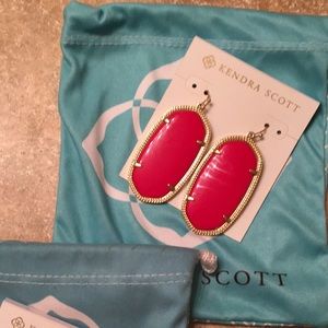 NEVER WORN RED KENDRA SCOTT DANIELLE EARRINGS!!♥️