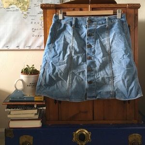 High-rise skirt with buttons