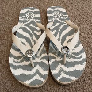 Tory burch logo flip flops white 8