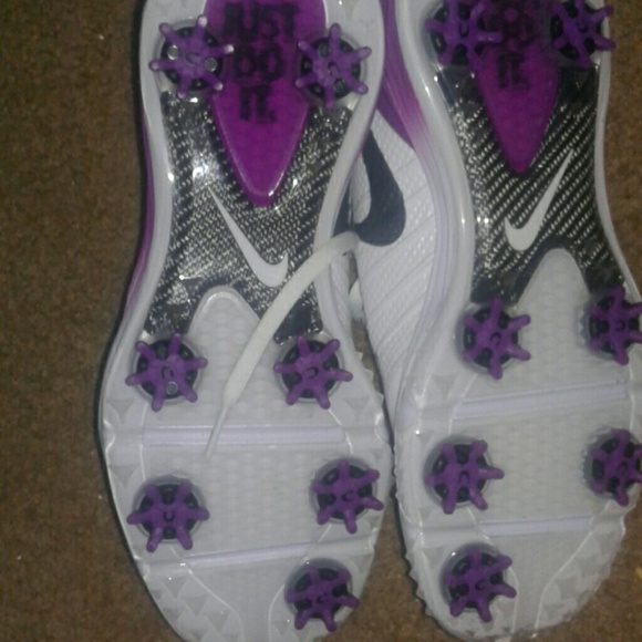 Women's Nike Cleats - Picture 3 of 4