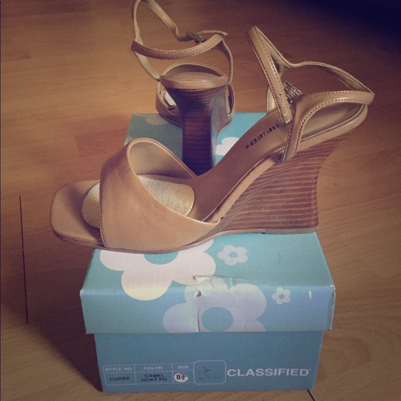 Tan Summer Heels w/ Unique Wedge - Picture 1 of 8