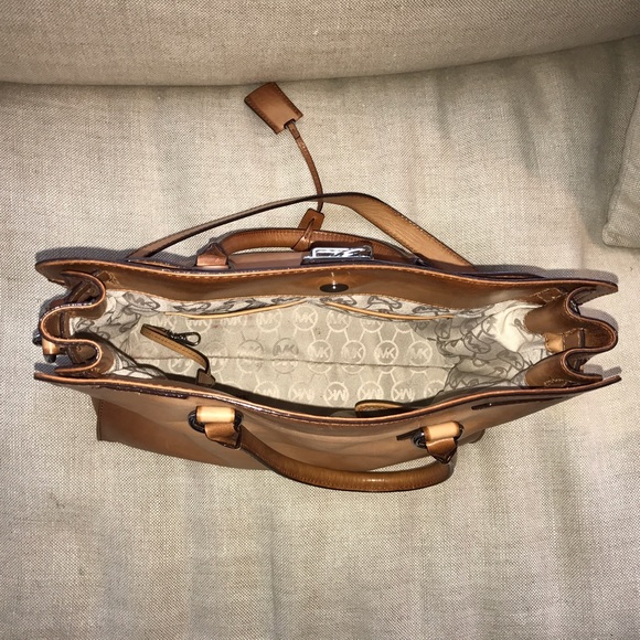Cora Medium Ombré Logo Shoulder Bag | Michael Kors [US] Xmas Temp $ Drop  Michael Kors  Ombré Leather Bag