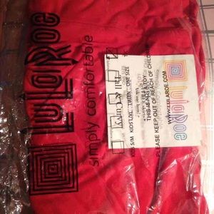 LuLaRoe TC tall and Curvy solid red leggings