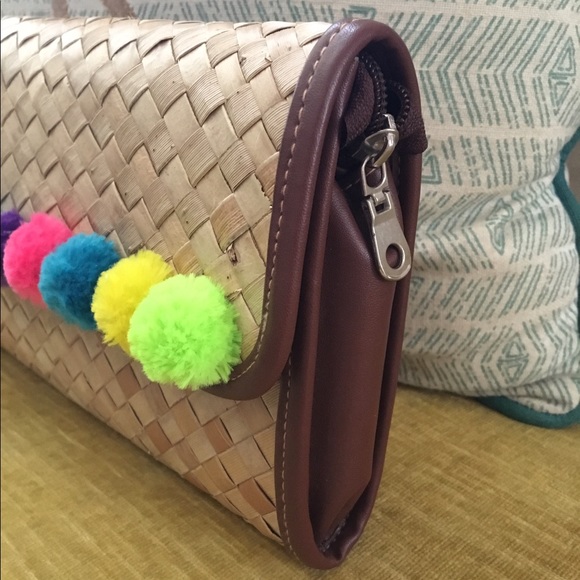 Woven Pompom Clutch - Picture 4 of 6