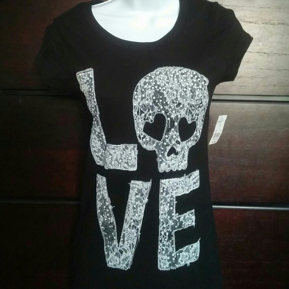 NWT 💀 love t-shirt