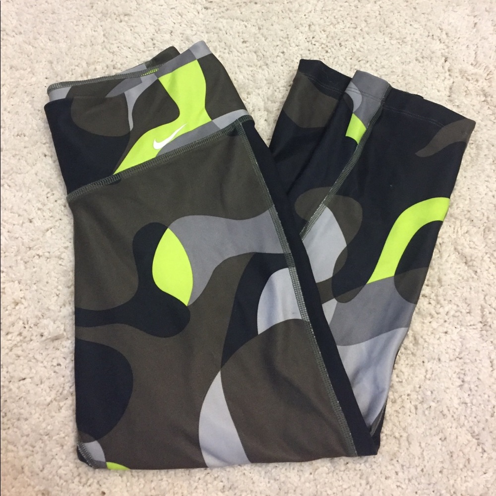 Nike women's camo Capri legging