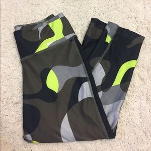 Nike women's camo Capri legging