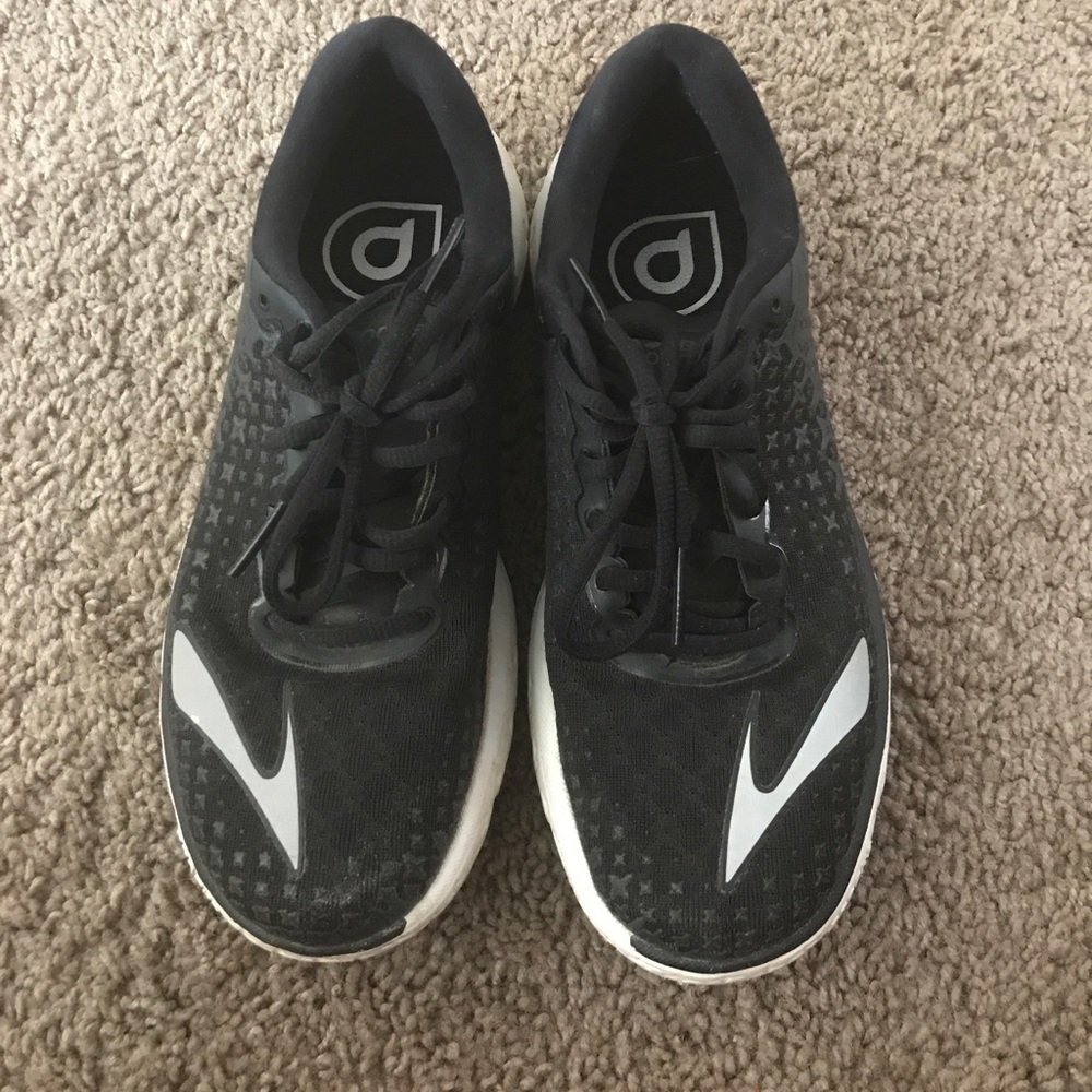 Super comfy brooks running shoes!