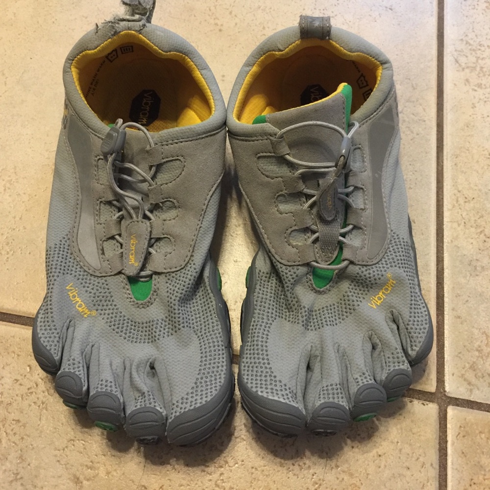 Vibram Fivefinger Men's 9 Women's 11 (Size 42)