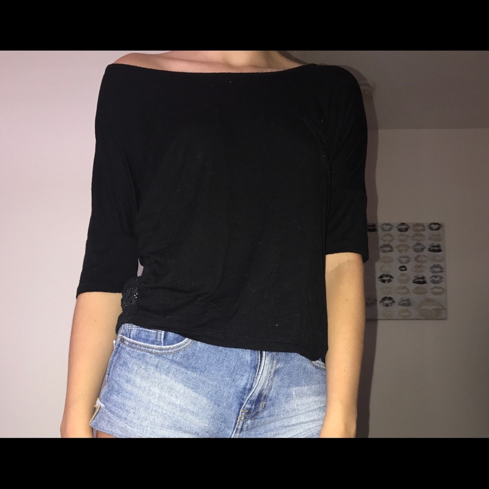 💗Flowy Black Top w/ back detail💗
