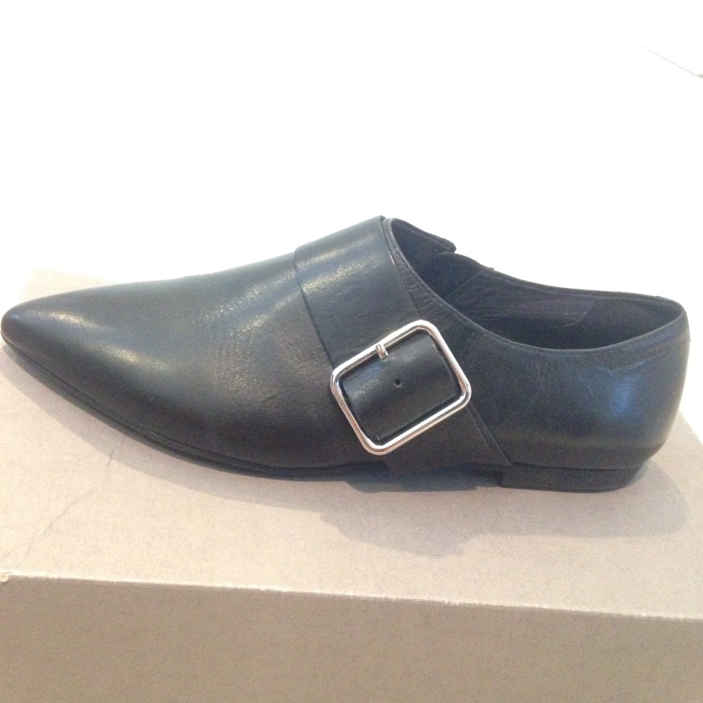 Vagabond leather buckle shoe