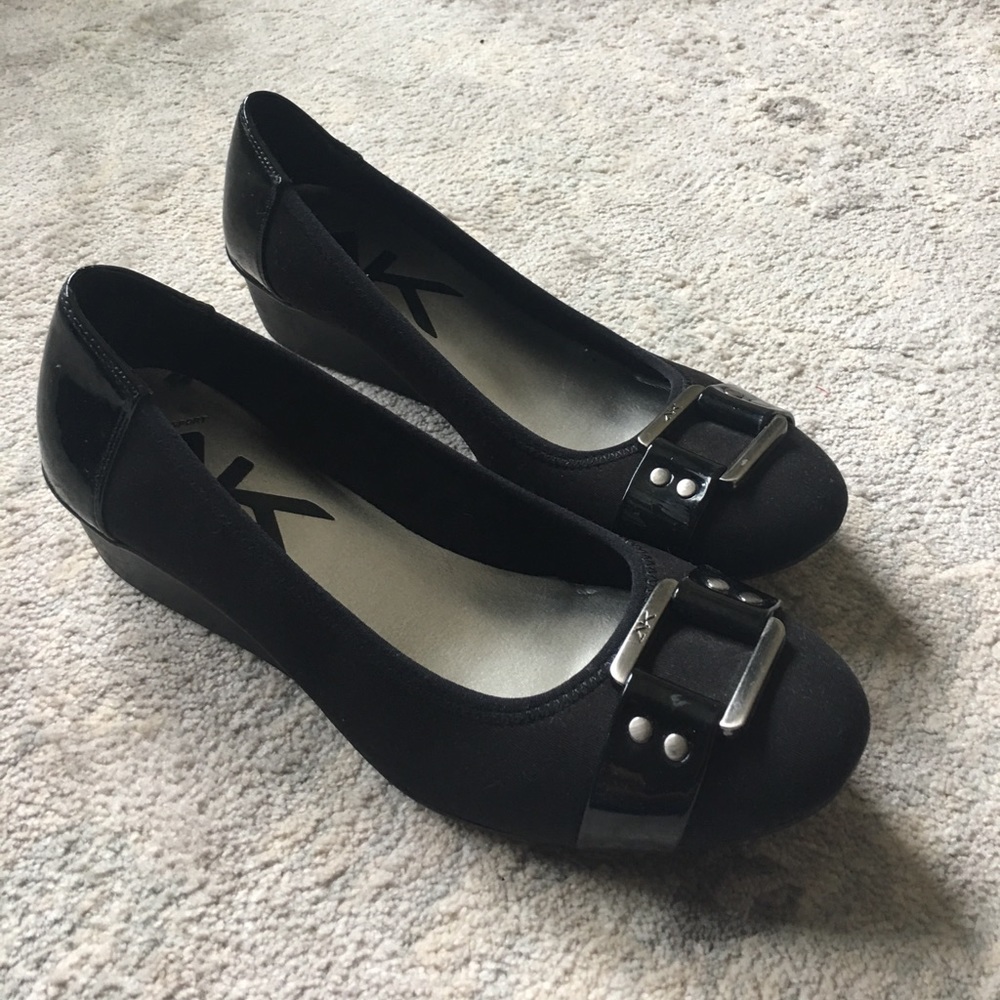 Black Anne Klein flats. 7.5M