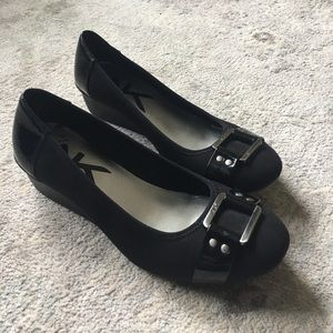 Black Anne Klein flats. 7.5M