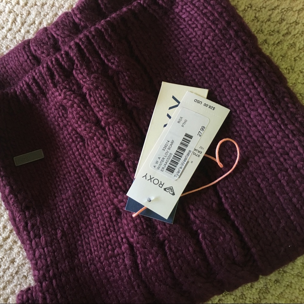 Brand new maroon Roxy scarf