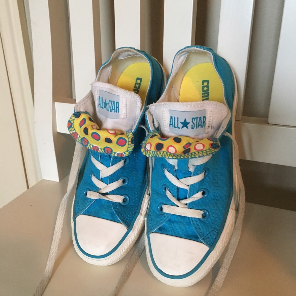 Blue low top converse with double tongue