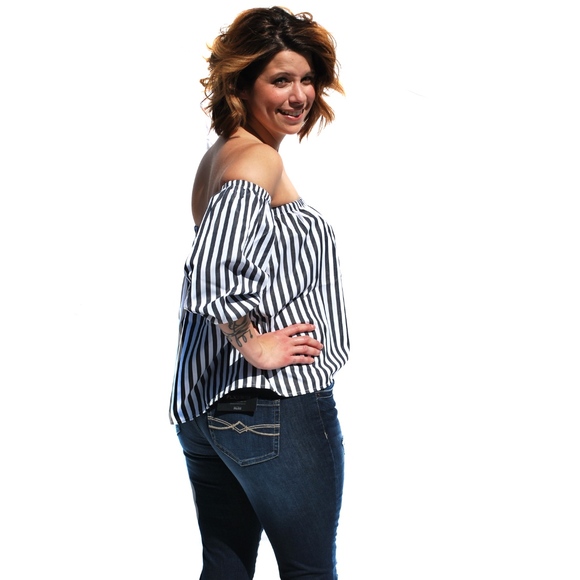 🌴 The Gwen Off Shoulder Blouse - Picture 2 of 4