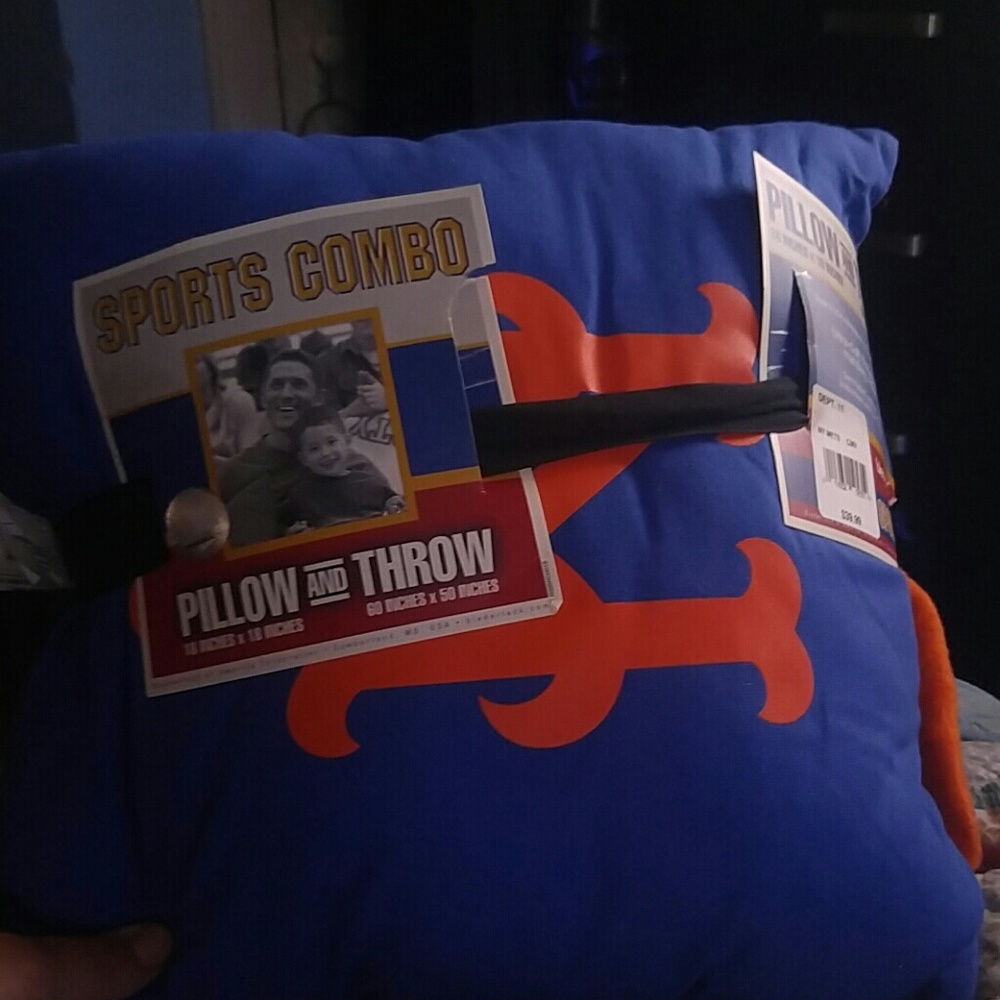 Met pillow and blanket combo