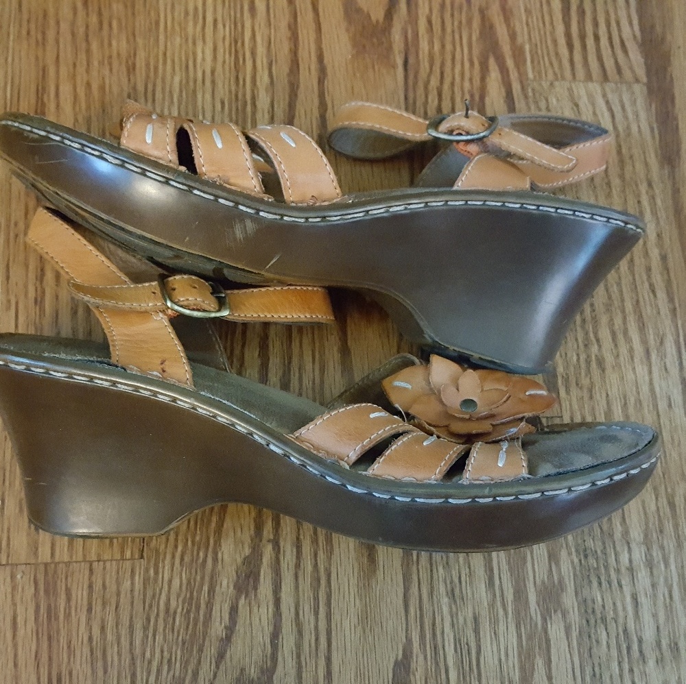Cute Naturalizer Sandals with Flower Accent