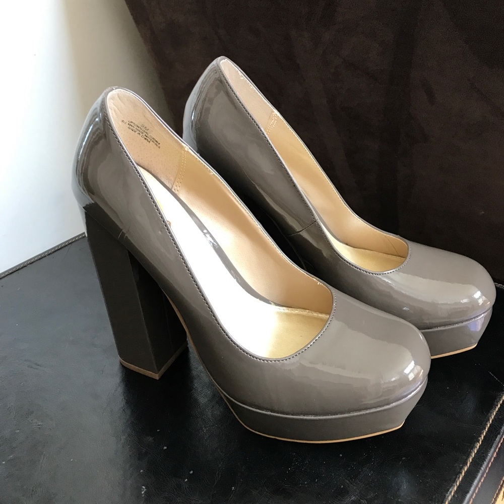 MIA taupe/gray chunky platform heels NWOT