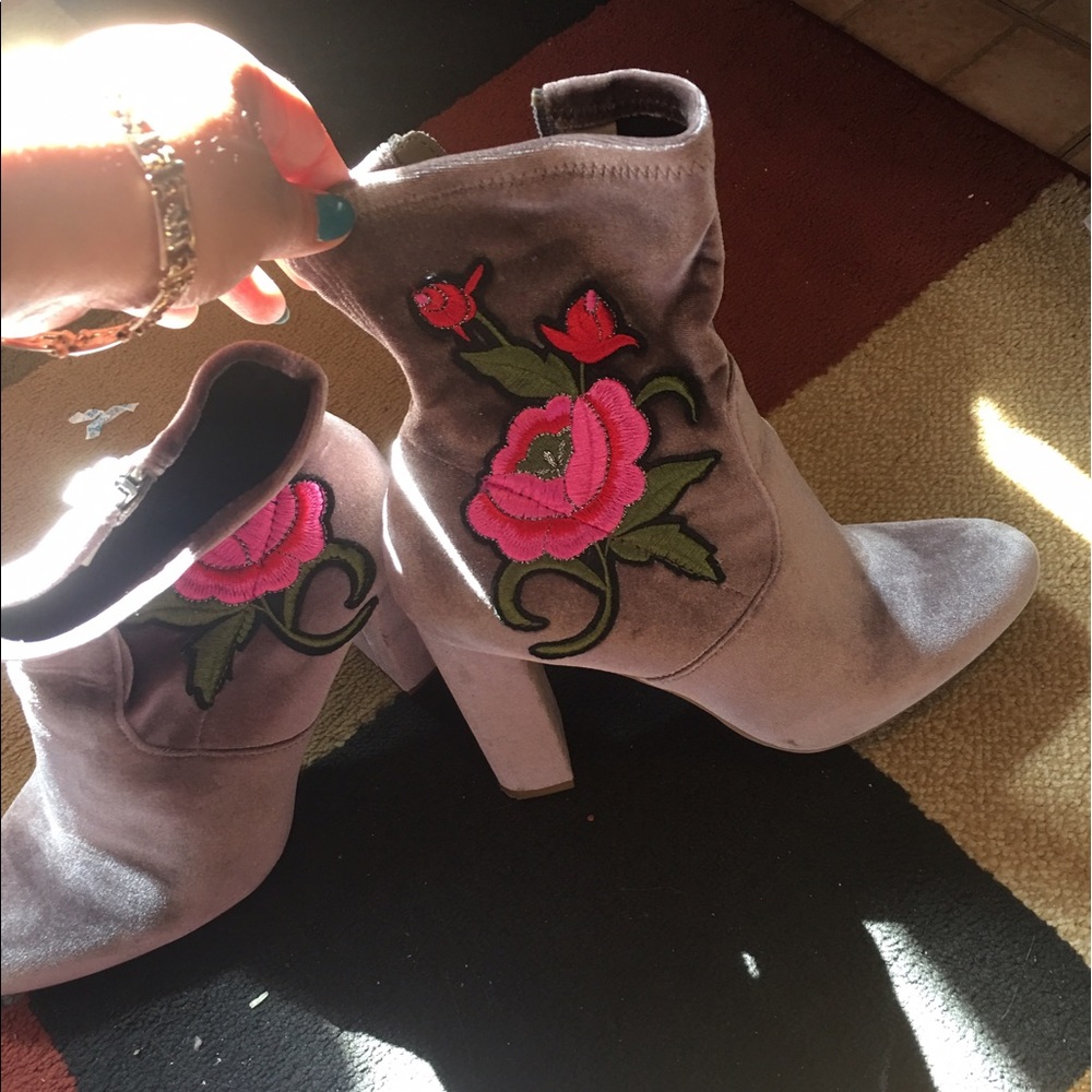 Embroidered velvet suede boot 💞