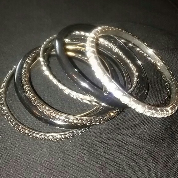 Bundle of assorted bracelets. - Picture 1 of 3