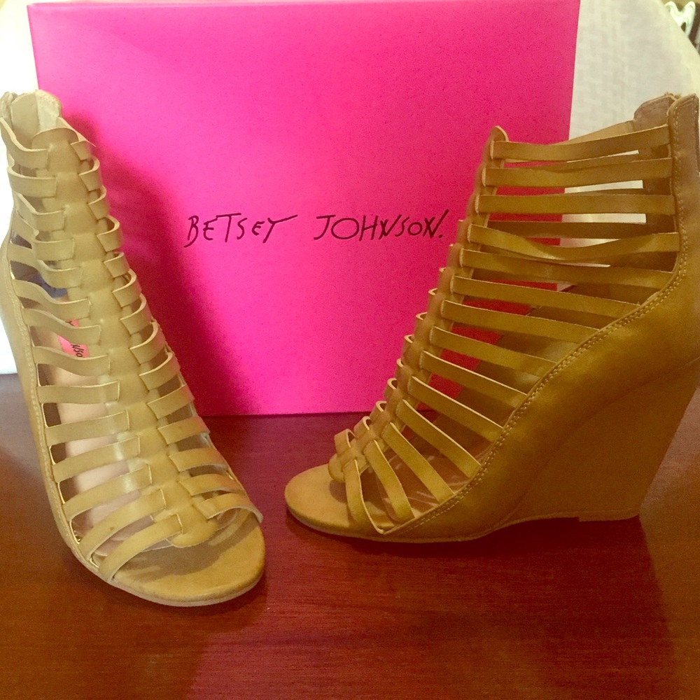Betsy Johnson beauty nude caged wedge 7 1/2