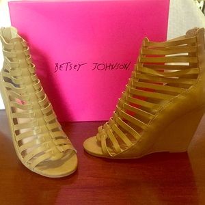 Betsy Johnson beauty nude caged wedge 7 1/2