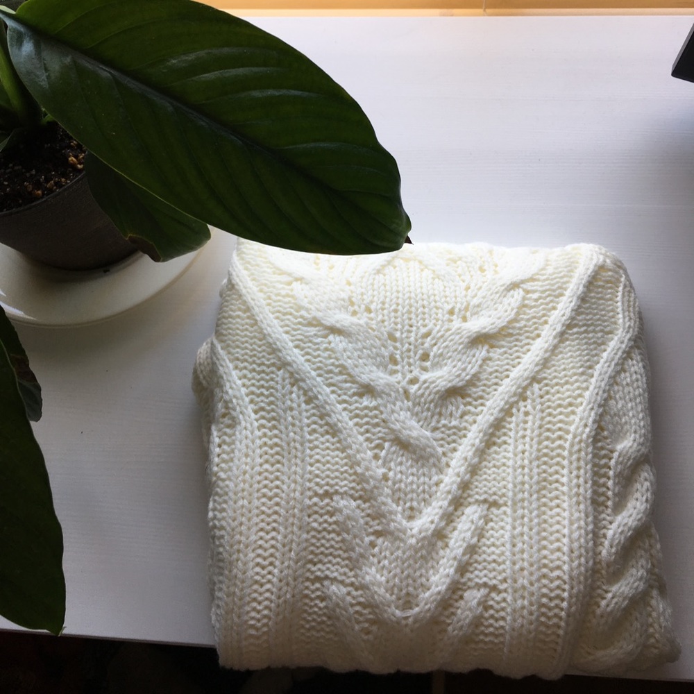 High beck cutout shoulder sweater