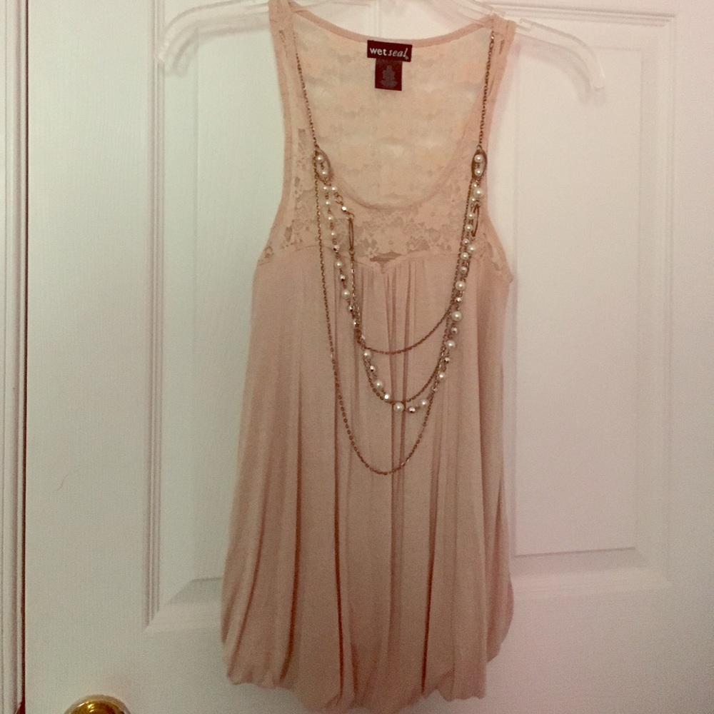 Bubble tank with necklace