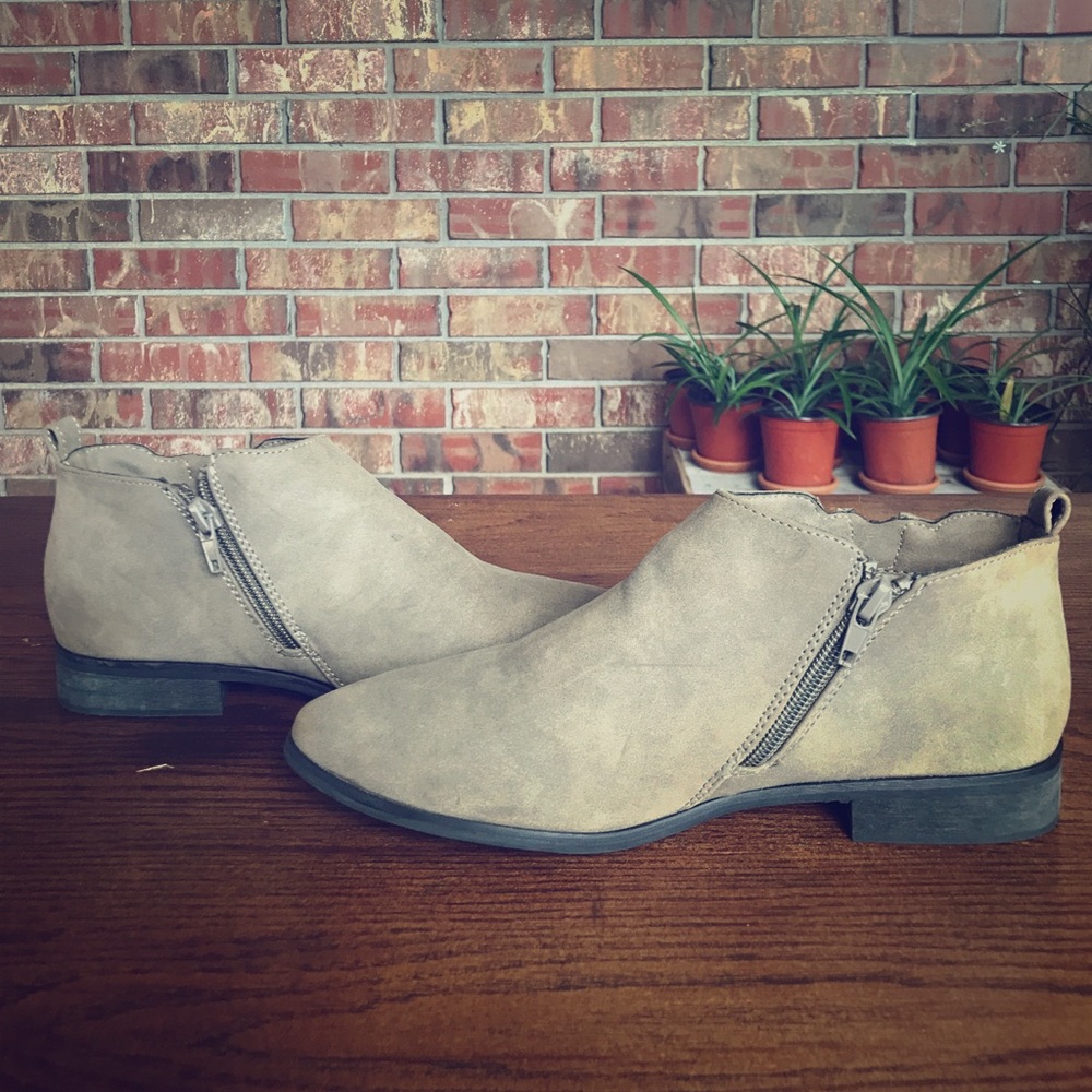 Women's ankle boots size 6 *all seasons*