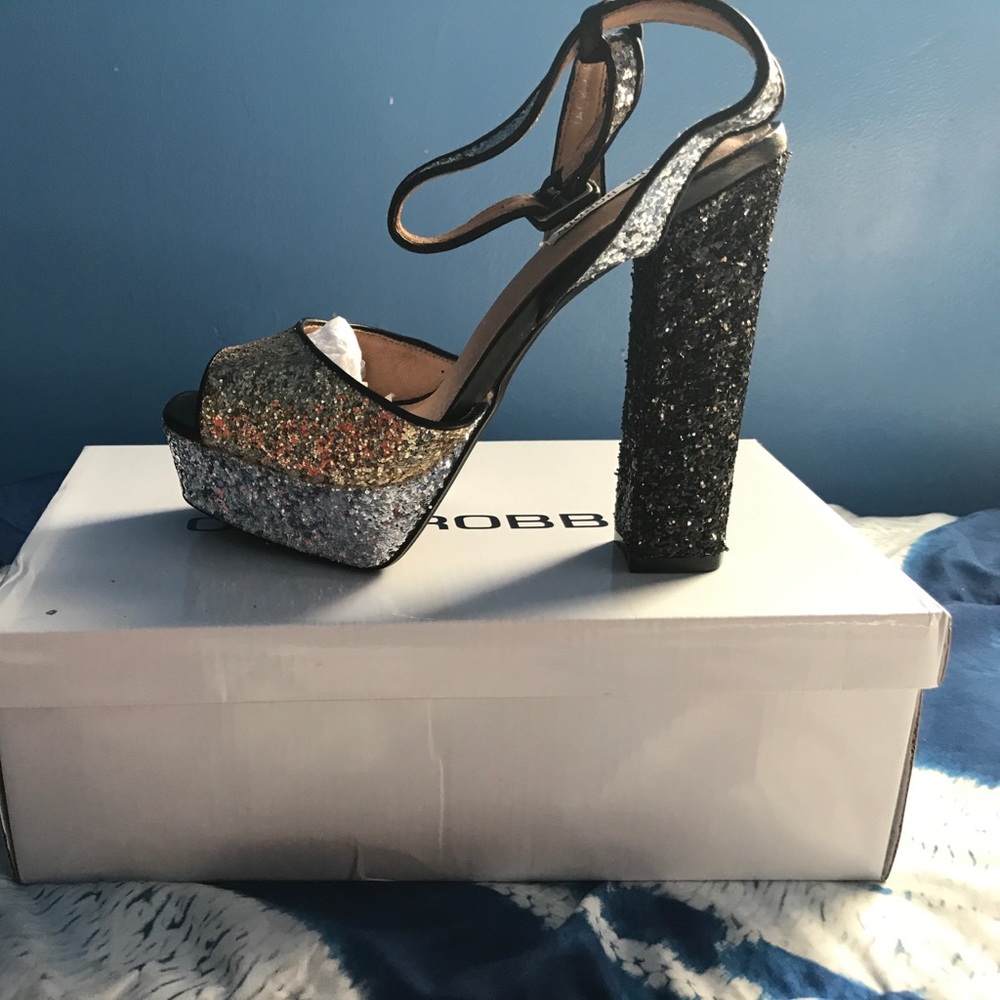 Shoe