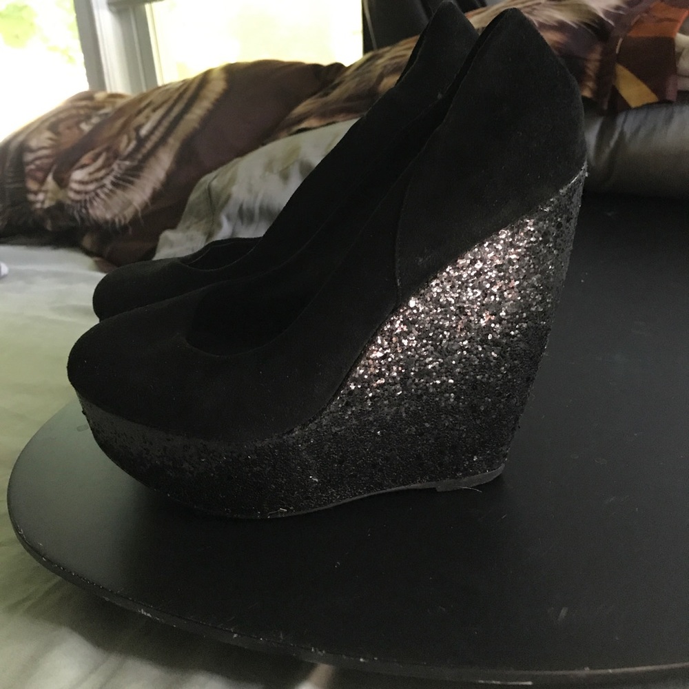 Aldo Black glitter wedges!! 🖤