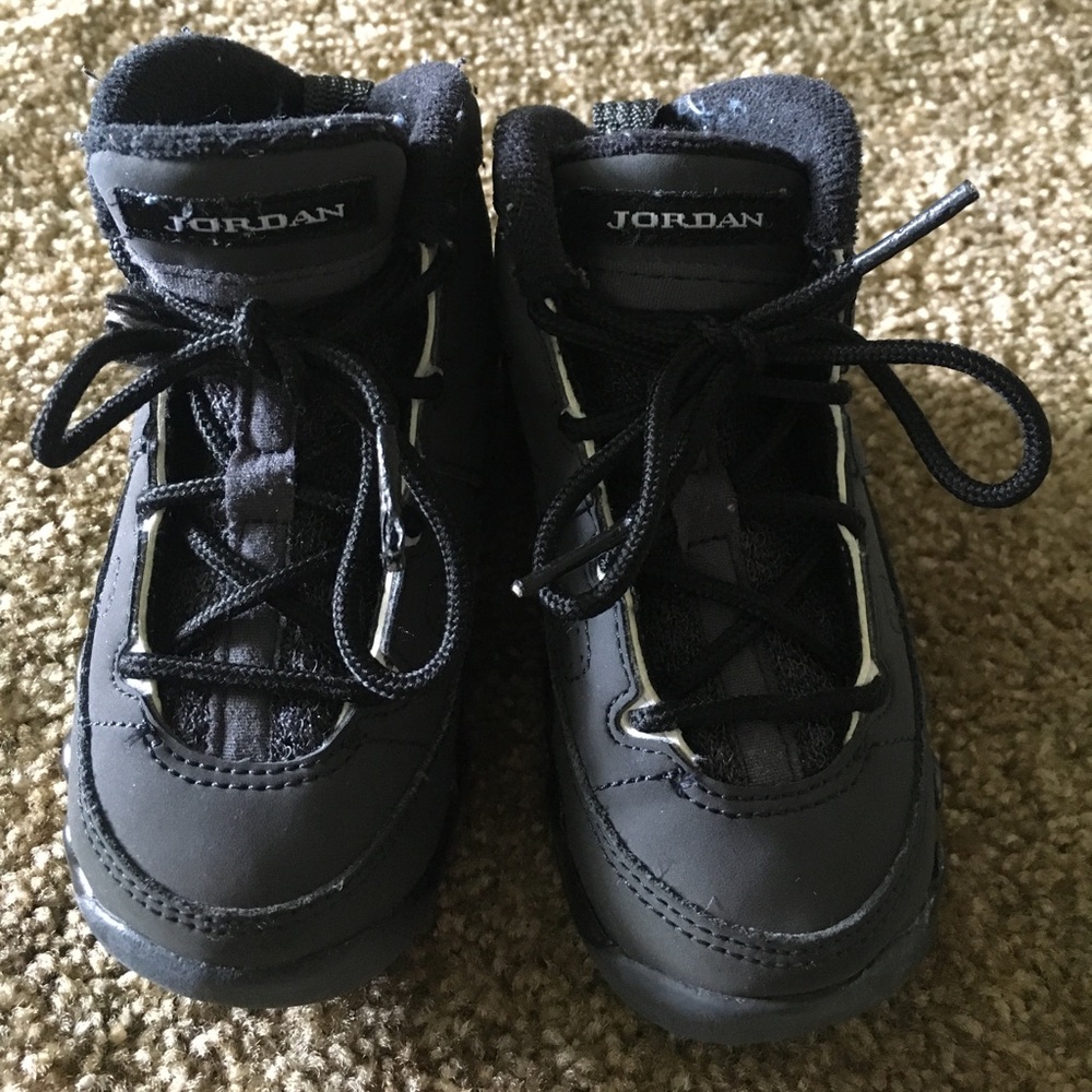 Jordan's black 6c signs of wear on shoes and laces