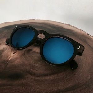 BLUE MIRRORED SUNGLASSES