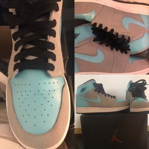 Youth girls sneakers size 7 like new