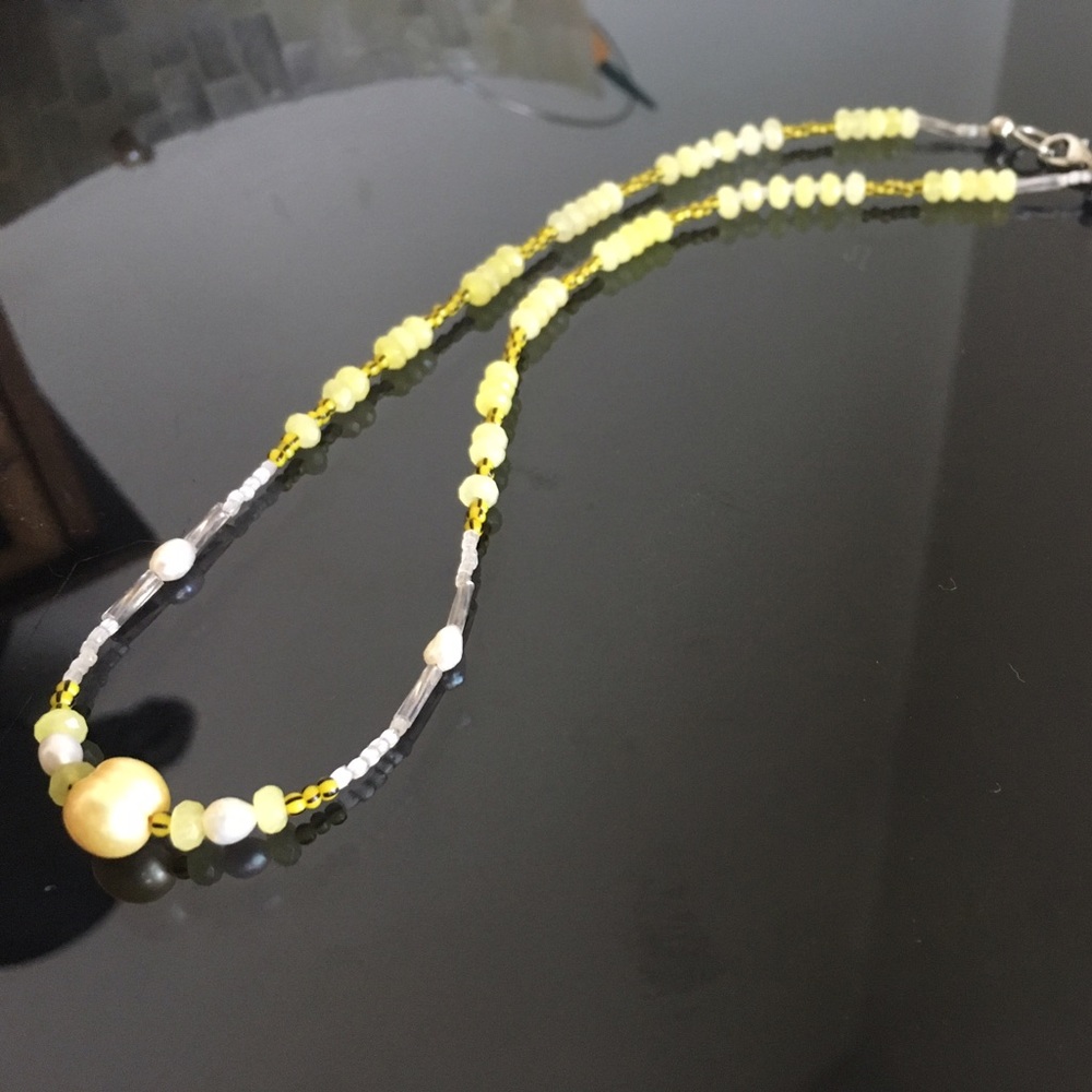Dainty yellow beaded necklace w/pearls