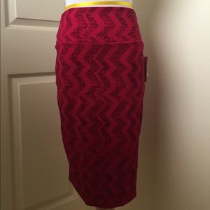 Fun magenta patterned Lula Roe Cassie pencil skirt