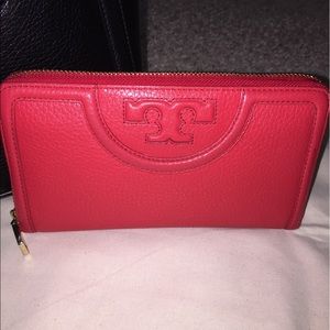 Serif T Multi-Gusset Zip Continental Wallet