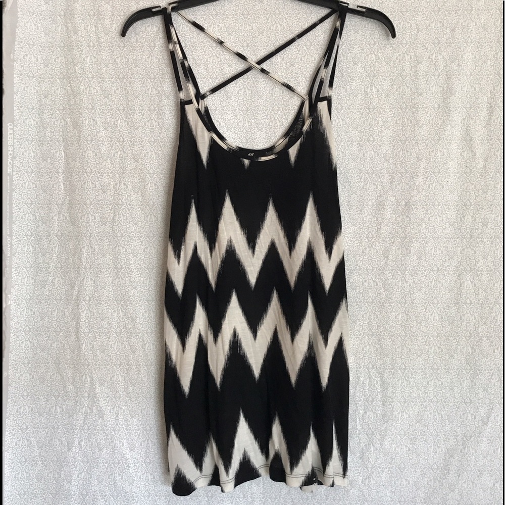 💘SOLD💘 | H&M | Flowy Chevron Tank