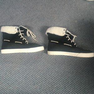 Winter fur lace up vans styled sneakers