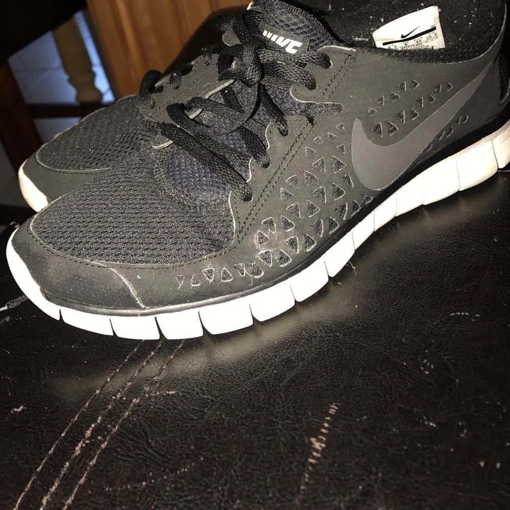 Black Nike free run sneakers 8.5