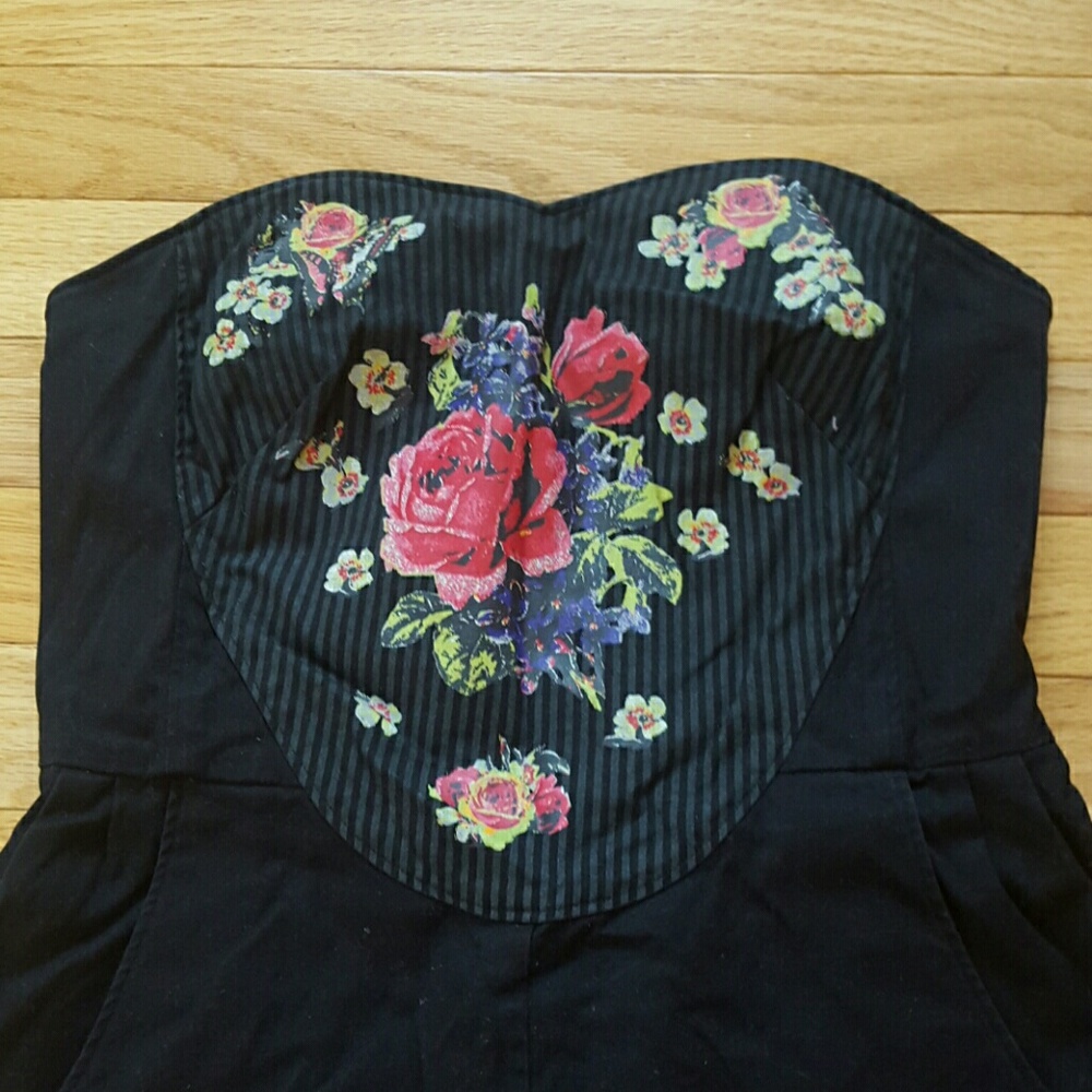 SOLD💕 FLORAL STRAPLESS ROMPER🌹🌸 - Picture 2 of 7