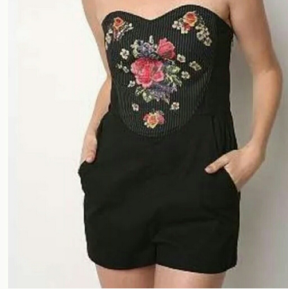 SOLD💕 FLORAL STRAPLESS ROMPER🌹🌸