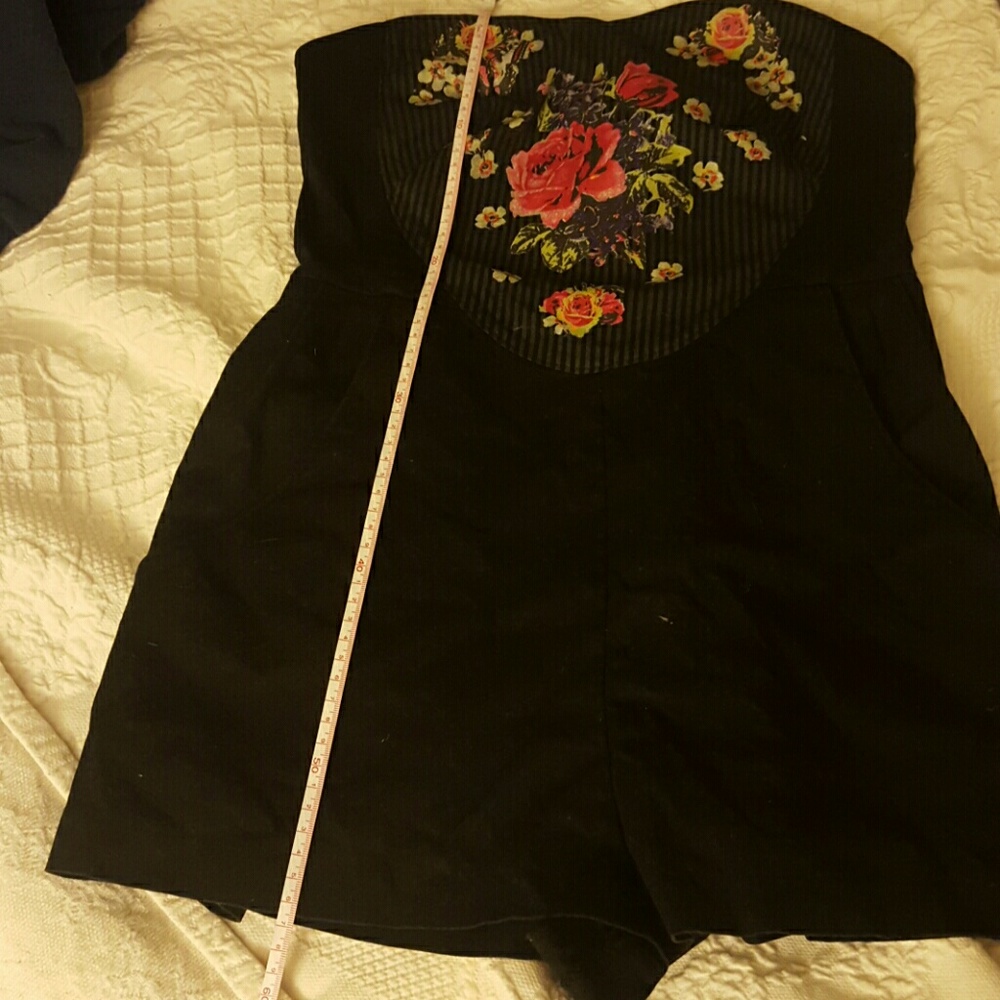 SOLD💕 FLORAL STRAPLESS ROMPER🌹🌸 - Picture 6 of 7