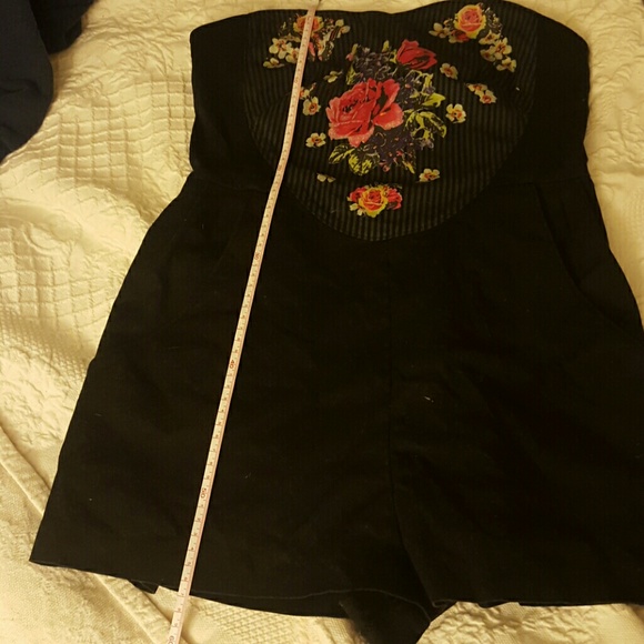 SOLD💕 FLORAL STRAPLESS ROMPER🌹🌸 - Picture 6 of 7